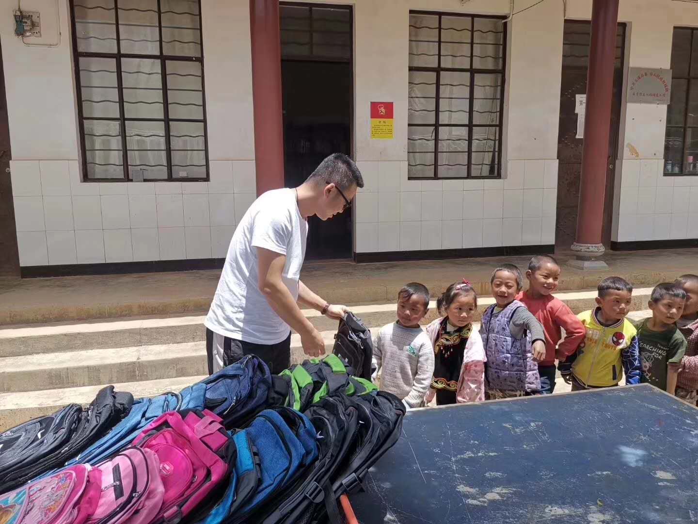 向日葵药业云南爱心公益行